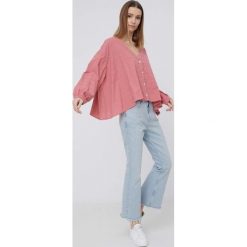Wrangler koszula bawełniana damska kolor różowy relaxed. Czerwone koszule Wrangler, l, bez wzorów, z bawełny, bez kołnierzyka, bez ramiączek. W wyprzedaży za 109.99 zł.