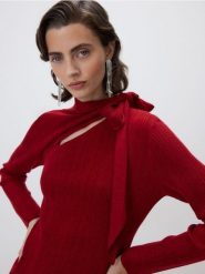 Sweter z ozdobnym wiązaniem - czerwony. Czerwone swetry Reserved, l, bez wzorów, z dzianiny, bez ramiączek. Za 129.99 zł.