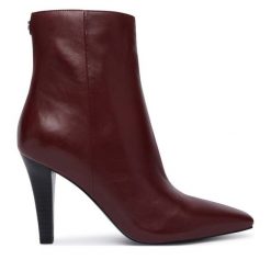 Botki Guess. Czerwone botki Guess, z aplikacjami, bez obcasa, na słupku, bez zapięcia. Za 824.99 zł.