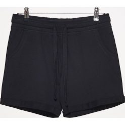 Dresowe szorty - Czarny. Czarne szorty sportowe Cropp, z dresówki. W wyprzedaży za 19.99 zł.