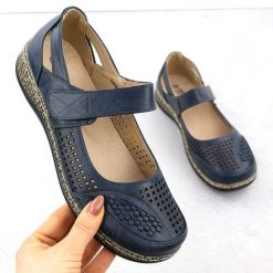 Półbuty damskie na rzep ażurowe granatowe Unisoft 7026. Półbuty wsuwane Unisoft, w ażurowe wzory, ze skóry ekologicznej, bez obcasa. Za 189.99 zł.
