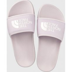 The North Face klapki WOMENS BASE CAMP SLIDE III damskie kolor fioletowy. Fioletowe klapki The North Face, bez wzorów, bez obcasa, na płaskiej podeszwie, bez zapięcia. W wyprzedaży za 134.99 zł.