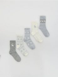 Skarpetki ze świątecznym motywem 5 pack - beżowy. Brązowe skarpetki Reserved, bez wzorów. Za 49.99 zł.
