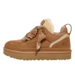 Kapcie UGG Lowmel w kolorze chestnut. Brązowe buty sportowe lifestyle UGG, bez wzorów, z zamszu. Za 769.00 zł.