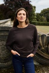 Gładki sweter brązowy. Brązowe swetry MOODO, l, bez wzorów, z elastanu, bez ramiączek. Za 89.99 zł.