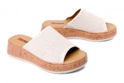 Artiker Relaks 58C0264, klapki damskie. Brązowe klapki Artiker Relaks, bez wzorów, ze skóry, bez obcasa, na koturnie, bez zapięcia. Za 194.90 zł.