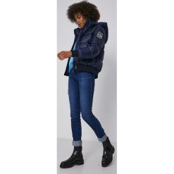 Armani Exchange Kurtka puchowa 8NYB40.YNYNZ.NOS damska kolor granatowy zimowa. Niebieskie kurtki Armani Exchange, na zimę, l, bez wzorów, z puchu, bez kaptura. W wyprzedaży za 919.99 zł.