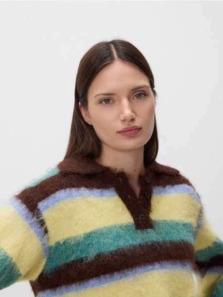 Sweter z kołnierzykiem - wielobarwny. Swetry Reserved, l, bez wzorów, z dzianiny, bez ramiączek. W wyprzedaży za 59.99 zł.