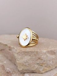 Atelier MIU Pozłacany pierścionek z perłą rozmiar: onesize. Białe pierścionki atelier MIU, z perłą, pozłacane. Za 34.99 zł.