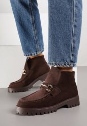 Brązowe Botki w Stylu Mokasynów z Elegancką Aplikacją Elinney. Brązowe botki Born2be, z aplikacjami, z jeansu, eleganckie, bez obcasa, na płaskiej podeszwie, bez zapięcia. Za 129.99 zł.