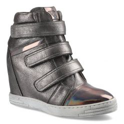 Sneakersy damskie Karino, lakierowana skóra naturalna zapinana na trzy rzepy i na płaskim obcasie, srebrno-szare, 1694-127-P. Szare kozaki Karino, bez wzorów, z lakierowanej skóry, sportowe, bez obcasa, na koturnie, bez zapięcia. Za 249.00 zł.