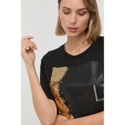 Liu Jo t-shirt damski kolor czarny. Czarne t-shirty Liu Jo, z aplikacjami, z materiału, bez kołnierzyka, bez ramiączek. Za 339.99 zł.