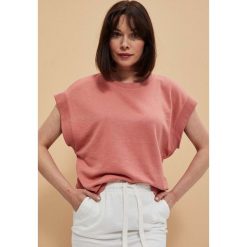Bluza z krótkim rękawem ceglasta. Czerwone bluzy MOODO, xs, bez wzorów, z bawełny, bez ramiączek, bez kaptura. W wyprzedaży za 23.99 zł.