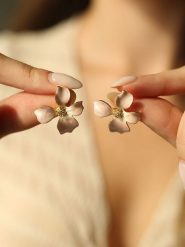 Pierres delicates Pozłacane kolczyki-wkrętki z masą perłową rozmiar: onesize. Różowe kolczyki Pierres delicates, z perłą, pozłacane. Za 95.69 zł.