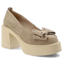 Beżowe Półbuty Karino Stylowe Obuwie Damskie Na Obcasie. Brązowe półbuty wsuwane Karino, bez wzorów, z jeansu, eleganckie, bez obcasa, na obcasie. Za 449.99 zł.