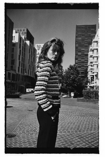 Kardigan w paski czarny. Czarne swetry MOODO, l, bez wzorów, z poliesteru, bez ramiączek. Za 149.99 zł.