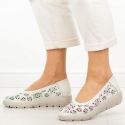 Białe skórzane baleriny damskie Filippo Dp7695/26. Białe baleriny Filippo, bez wzorów, z jeansu, casualowe, bez obcasa, bez zapięcia. W wyprzedaży za 192.72 zł.