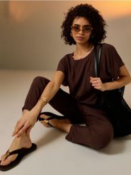 Klapki japonki z dekoracyjnym złotym detalem - brązowy. Brązowe klapki Sinsay, bez wzorów, bez obcasa, bez zapięcia. Za 49.99 zł.