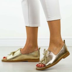 Złote Polskie sandały damskie Suzana Mal. Żółte sandały Suzana, z aplikacjami, ze skóry, eleganckie, bez obcasa, na płaskiej podeszwie, bez zapięcia. Za 219.00 zł.