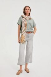 Wzorzysty szal beżowy. Brązowe szaliki i kominy MOODO, bez wzorów, z poliesteru. Za 49.99 zł.