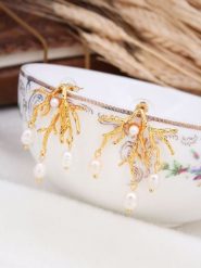 L'Atelier de Gaia Kolczyki-wkrętki z perłami rozmiar: onesize. Żółte kolczyki L'Atelier de Gaia, z perłą, z mosiądzu. Za 83.22 zł.