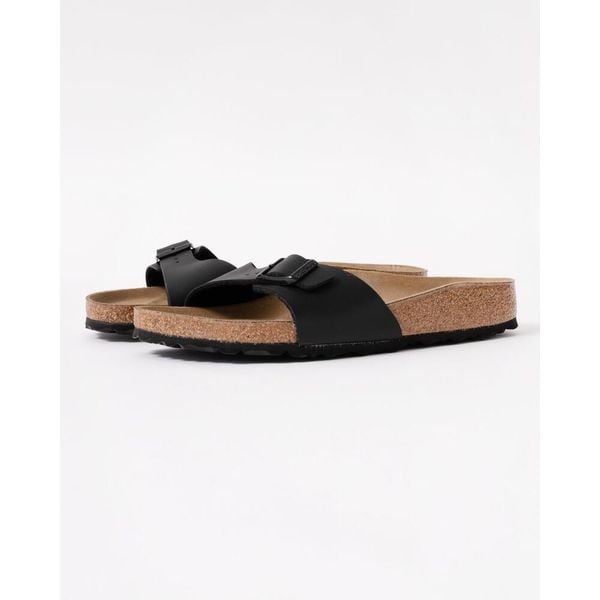 Klapki damskie Birkenstock Madrid BS. Czarne klapki Birkenstock, bez wzorów, z materiału, klasyczne, bez obcasa, bez zapięcia. Za 380.66 zł.