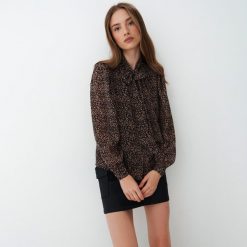 Wzorzysta koszula z kokardą - Czarny. Czarne koszule Mohito, bez wzorów, bez kołnierzyka, bez ramiączek. W wyprzedaży za 49.99 zł.