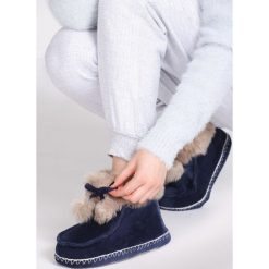Granatowe Kapcie Dominion. Kapcie marki Cropp. Za 49.99 zł.