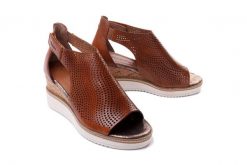 TAMARIS 28316-28 311 muscat, sandały damskie. Brązowe sandały Tamaris, bez wzorów, z gumy, bez obcasa, na koturnie, bez zapięcia. Za 233.94 zł.
