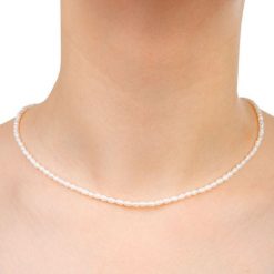 Naszyjnik z białych drobnych pereł kolia chocker. Białe naszyjniki Enaya, z satyny, z perłą, pozłacane. Za 218.00 zł.