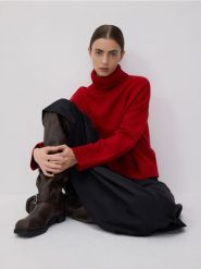 Sweter oversize - czerwony. Czerwone swetry Reserved, l, bez wzorów, z dzianiny, bez ramiączek. W wyprzedaży za 99.99 zł.