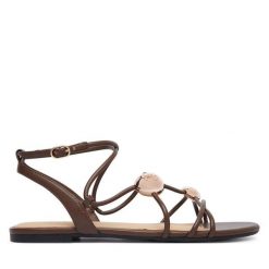 Sandały Guess. Brązowe sandały Guess, z aplikacjami, bez obcasa, na płaskiej podeszwie, bez zapięcia. Za 444.99 zł.