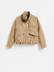 Kurtka z wysokim kołnierzem - beżowy. Brązowe kurtki Reserved, l, bez wzorów, z bawełny, bez kaptura. Za 229.99 zł.