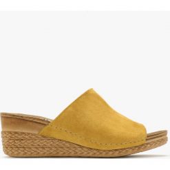 Żółte klapki HAYLEY. Żółte klapki Ryłko, bez wzorów, ze skóry, bez obcasa, na platformie, bez zapięcia. Za 229.99 zł.