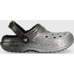 Crocs klapki Classic Glitter Lined Clog damskie kolor srebrny 205842. Szare klapki Crocs, bez wzorów, bez obcasa, bez zapięcia. W wyprzedaży za 199.99 zł.