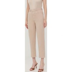 Guess spodnie damskie kolor beżowy proste high waist. Brązowe spodnie materiałowe Guess, z aplikacjami, z lyocellu, z podwyższonym stanem. Za 519.99 zł.