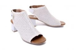 RIEKER 64772-80 white, sandały damskie. Białe sandały Rieker, bez wzorów, bez obcasa, na obcasie, bez zapięcia. Za 289.90 zł.