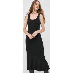 Liviana Conti sukienka kolor czarny midi dopasowana. Czarne sukienki Liviana Conti, bez wzorów, z tkaniny, bez kołnierzyka, bez ramiączek, midi, dopasowane. W wyprzedaży za 819.99 zł.
