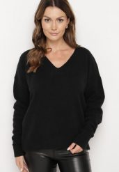 Czarny Sweter o Klasycznym Kroju z Dekoltem V Vitiala. Czarne swetry Born2be, m, bez wzorów, z jeansu, eleganckie, bez ramiączek. W wyprzedaży za 110.49 zł.