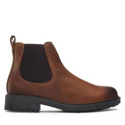 Sztyblety Clarks. Brązowe botki Clarks, bez wzorów, bez obcasa, na płaskiej podeszwie, bez zapięcia. Za 299.99 zł.