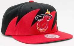 Mitchell & Ness NBA HWC Miami Heat czarno-czerwona czapka. Czarne czapki z daszkiem Mitchell & Ness, bez wzorów, z bawełny. Za 171.99 zł.