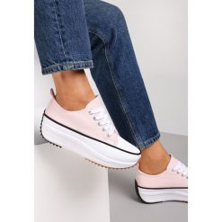Różowe Trampki Athakos. Czerwone trampki Renee, z aplikacjami, z gumy, bez zapięcia. W wyprzedaży za 71.99 zł.