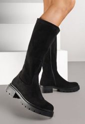 Czarne Kozaki z Imitacji Zamszu w Stylu Basic Fesamea. Czarne kozaki Renee, bez wzorów, z jeansu, bez obcasa, na płaskiej podeszwie, bez zapięcia. Za 159.99 zł.