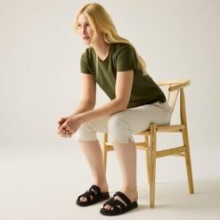 Damskie spodnie Bayletta Capri. Białe szorty Regatta, bez wzorów, z bawełny, sportowe. Za 139.99 zł.