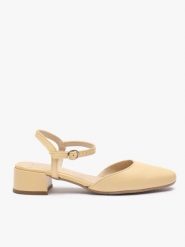 Jasnożółte czółenka slingback na niskim słupku. Żółte czółenka Ryłko, na lato, bez wzorów, ze skóry, z okrągłym noskiem, bez obcasa, na obcasie, bez zapięcia. Za 379.99 zł.