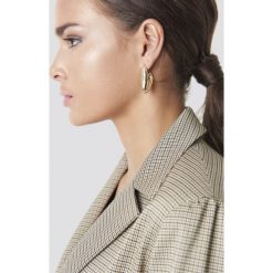 NA-KD Accessories Kolczyki Structured V - Gold. Szare kolczyki NA-KD Accessories. Za 32.00 zł.