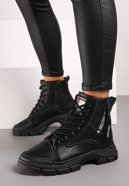 Czarne Traperki Botki na Grubej Podeszwie z Ozdobnym Suwakiem Floraline. Czarne traperki Born2be, bez wzorów, z futra, klasyczne, z okrągłym noskiem, bez obcasa, na płaskiej podeszwie, bez zapięcia. Za 99.99 zł.