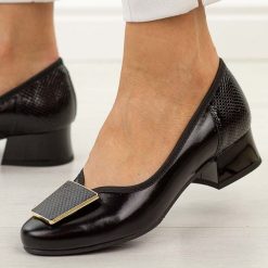 Czarne skórzane Polskie czółenka damskie na obcasie Góral 1932. Czarne czółenka Góral, na jesień, z aplikacjami, ze skóry, biznesowe, z okrągłym noskiem, bez obcasa, na obcasie, bez zapięcia. Za 419.00 zł.