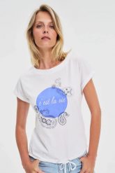 Bawełniana bluzka z nadrukiem biała. Białe bluzki MOODO, bez wzorów, z bawełny, bez kołnierzyka, bez ramiączek. Za 59.99 zł.