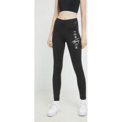 Tommy Jeans legginsy damskie kolor czarny z nadrukiem. Czarne legginsy Tommy Jeans, bez wzorów, z dzianiny. W wyprzedaży za 179.99 zł.